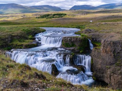 Reykjafoss-jeden-z-wodospadow-Islandii