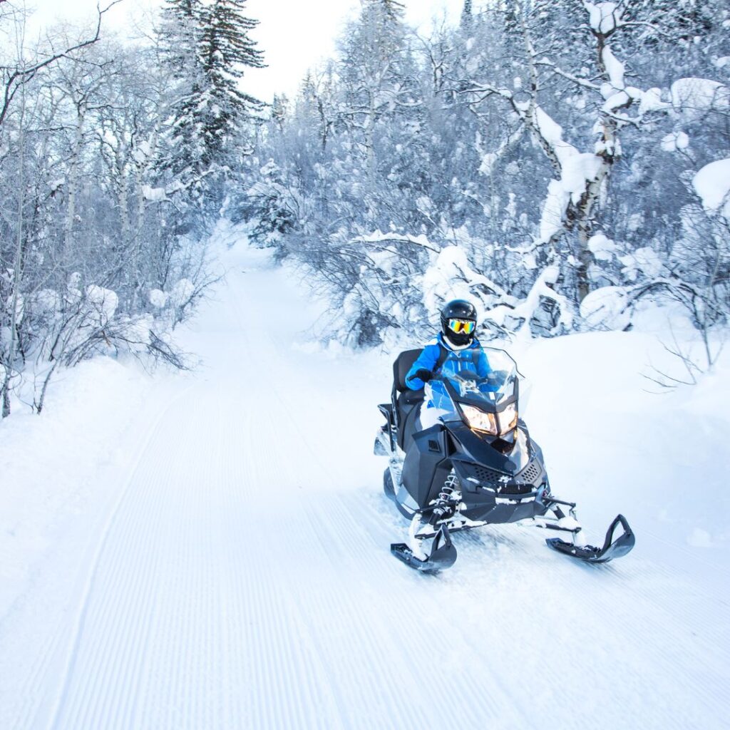 skutery-sniezne-laponia-atrakcje