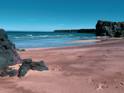 Plaża-Skar∂svik-na-Islandii-z-klifami